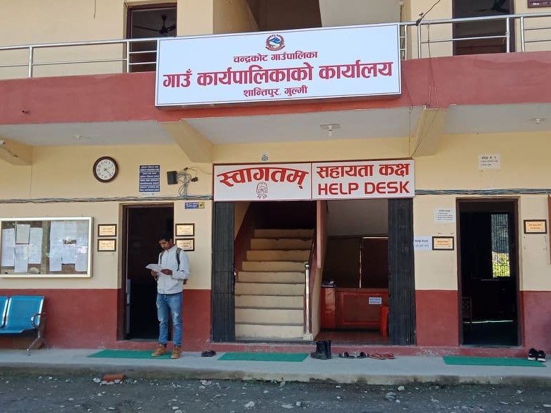 अवैध संरचना हटाउँदै