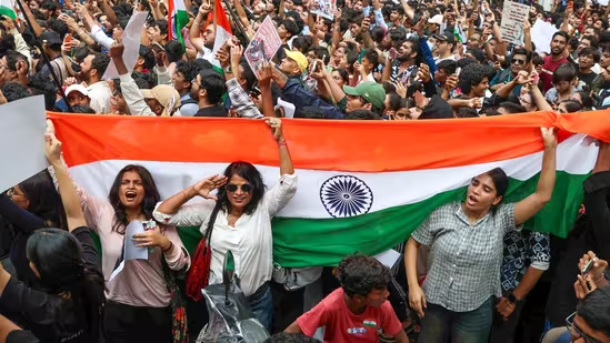 ‘कक्रोच’ आन्दोलनमा पक्राउ परेका प्रदर्शनकारीलाई रिहा गर्न माग