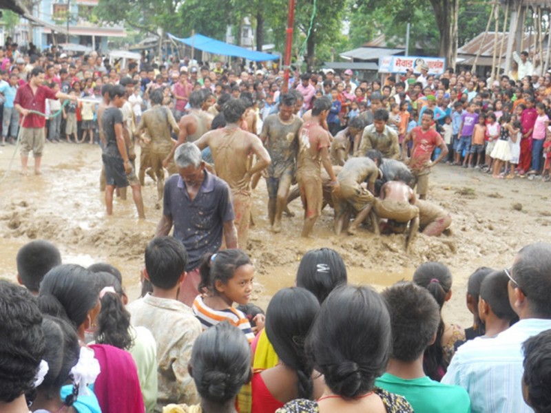 ‘दधिकादो पर्व’मा रमाए पूर्वका आदिवासी युवा