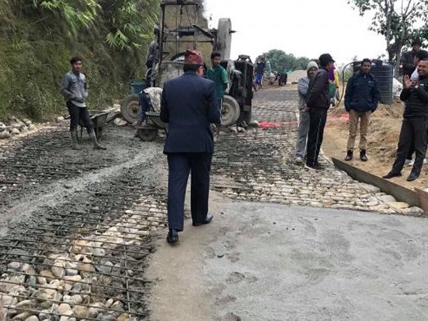 सडक ढलान अलपत्र पारेको भन्दै स्थानीयवासीको विरोध