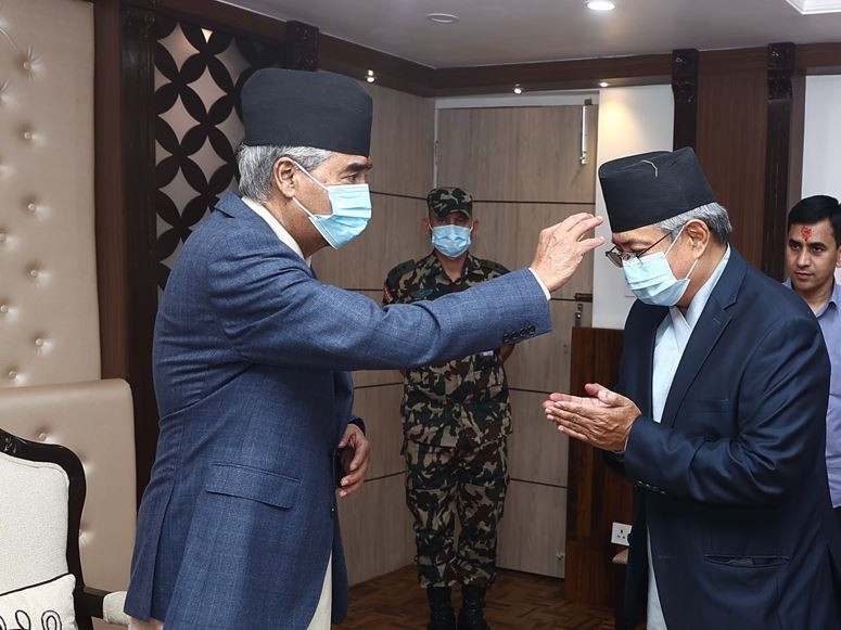 गृहमन्त्रीद्धारा प्रधानमन्त्री देउवाबाट टीकाग्रहण