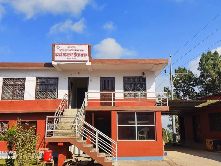 कार्यालय प्रमुख नहुँदा सेवा प्रवाहमा समस्या