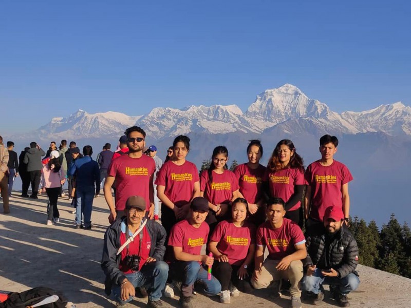 पुनहिलमा फोटो खिचाउँदै आन्तरिक पर्यटक
