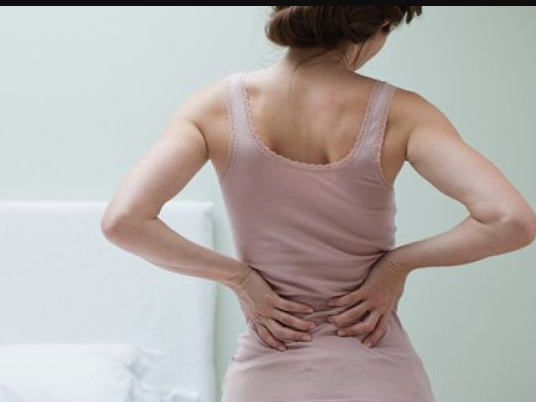 कम्मर तथा ढाड दुख्ने हैरान हुन्छ ? यस्ता छन् घरेलु उपाय