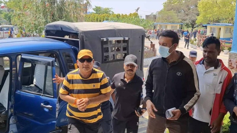 दुर्गा प्रसाईंसहित ७ जना थुनामा