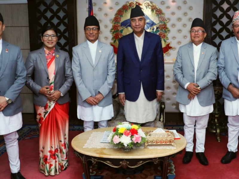 प्रधानमन्त्री देउवासमक्ष निर्वाचनको प्रतिवेदन पेस