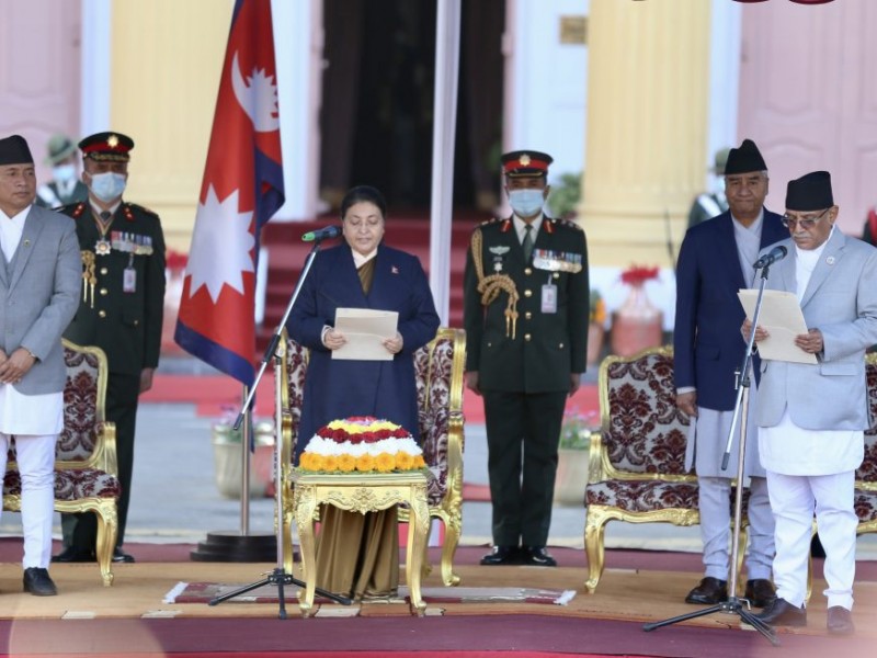 राष्ट्रपति भण्डारीद्वारा नवनियुक्त प्रधानमन्त्री प्रचण्डलाई शपथ