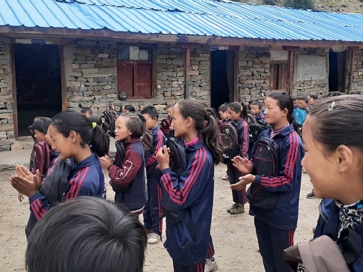 हुम्लाका प्रथम सगरमाथा आरोहीद्धारा विद्यार्थीलाई पोसाक 