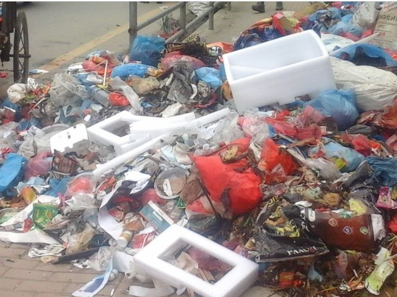 काठमाडौैँको सडकमा थुप्रिन थाल्यो फोहर