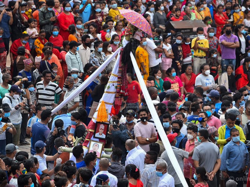काठमाडौँमा मास्क लगाएरै गाईजात्रा