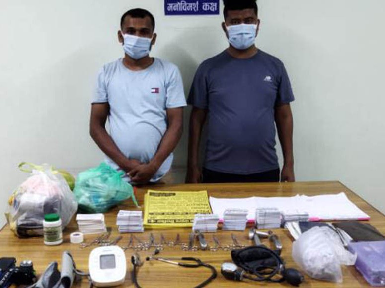 दुई नक्कली चिकित्सक पक्राउ