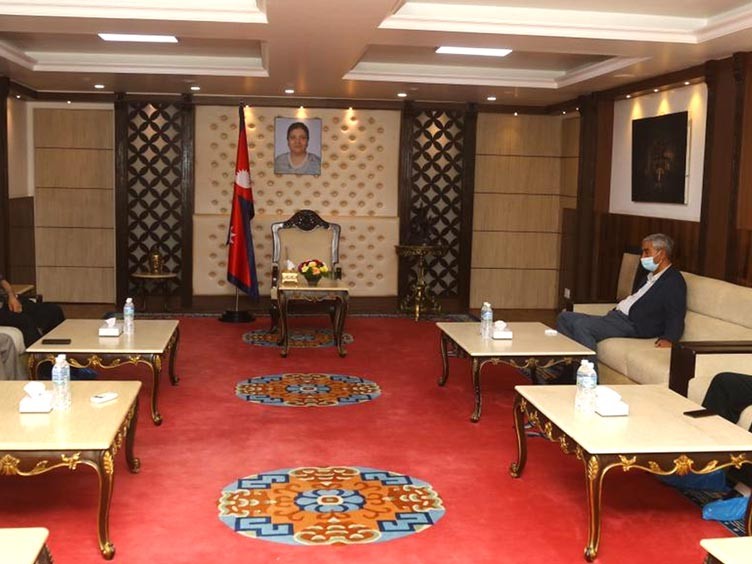 सत्तारुढ गठबन्धनका शीर्ष नेताको बैठक बालुवाटारमा जारी