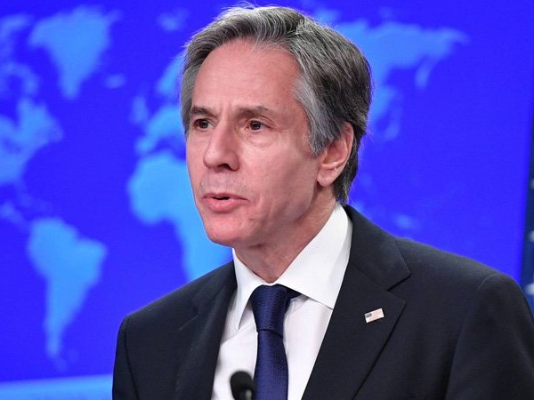 अमेरिकी विदेशमन्त्री  र कतारी विदेशमन्त्री  बीच छलछल