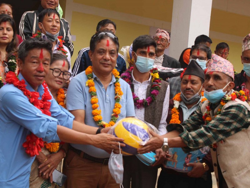 पर्शुराम राई स्मृति प्रतिष्ठानद्वारा स्वास्थ्य तथा खेलकुद सामग्री वितरण