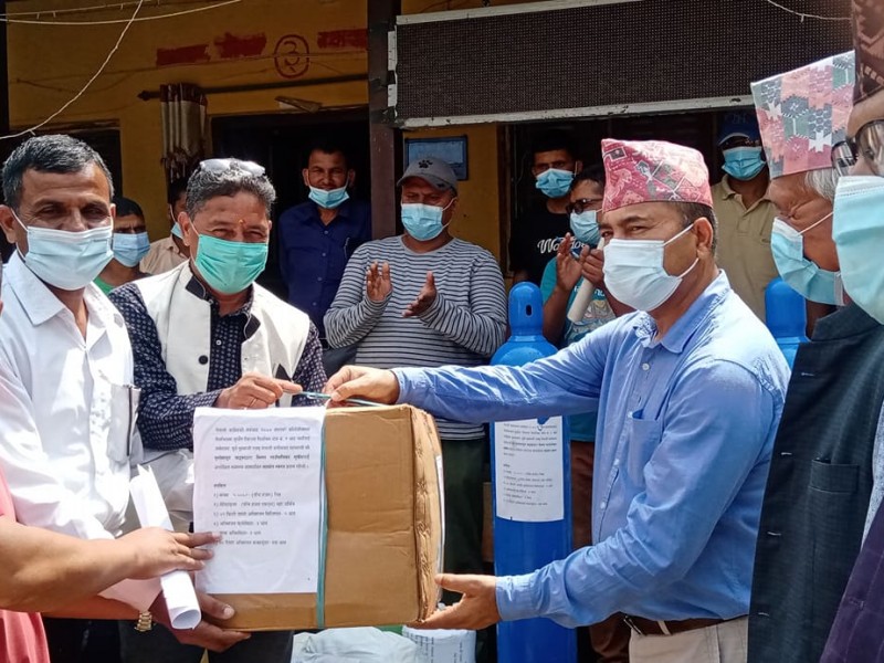 पुर्व महामन्त्री खड्काद्धारा सुर्खेतमा स्वास्थ्य सामग्री