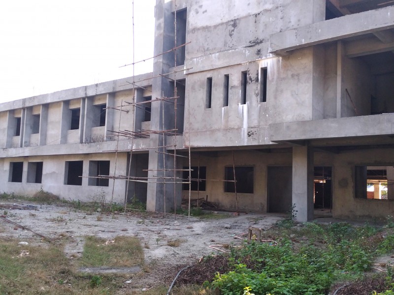 अस्पताल भवन निर्माण अधुरै