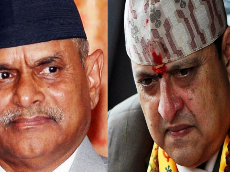 प्रथम राष्ट्रपति डा यादव र पूर्वराजा शाहबाट टीका ग्रहण 