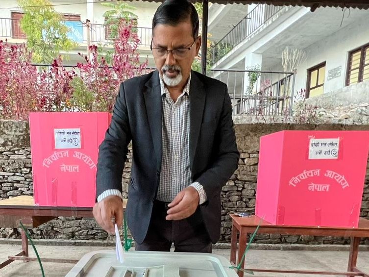 रुकुमपश्चिमको सेरीगाउँबाट अर्थमन्त्री शर्माको मतदान