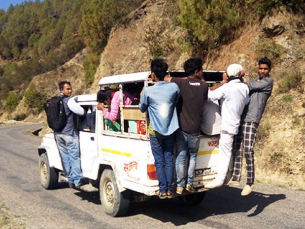 सिकारु चालकको मनोमानी 