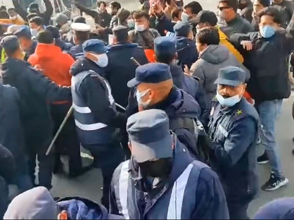 स्थानीय चुनावको मिति तत्काल घोषणा गर्न माग गर्दै मन्त्री निवास अगाडि प्रदर्शन