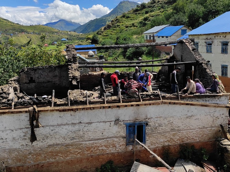 जुम्लामा ग्यासबाट आगलागी हुँदा घर जलेर नष्ट 