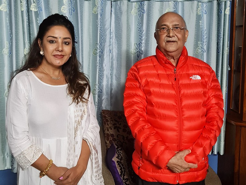 अभिनेत्री करिश्मा मानन्धर एमालेमा प्रवेश गर्दै