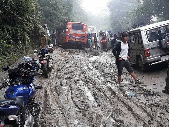 हिलोले कर्णाली राजमार्गमा चल्ने सवारी साधनलाई सास्ती