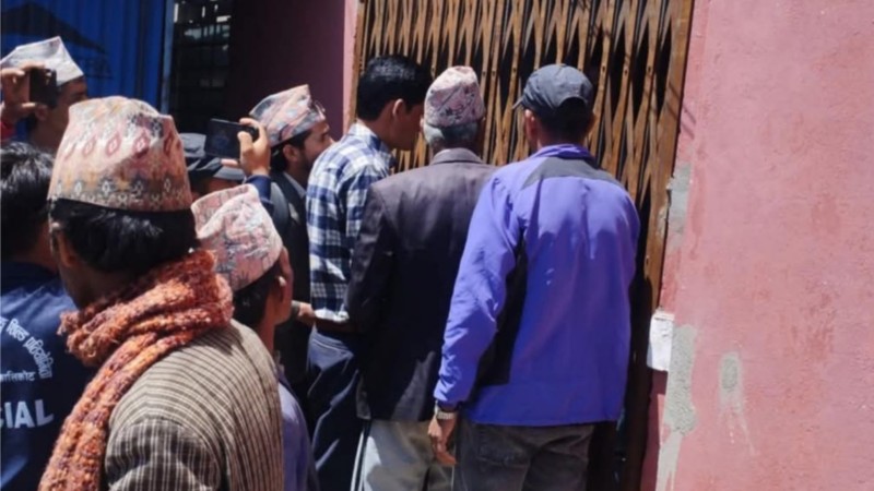 तलब नपाएपछि करार कर्मचारीहरूले गरे तालाबन्दी