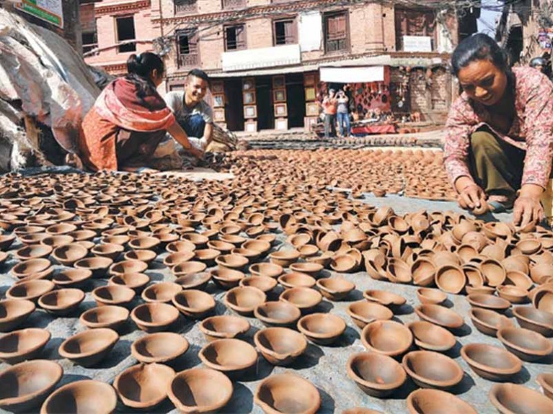 सुनसरीका कुम्भकार समुदाय माटाका भाँडा बनाउन व्यस्त