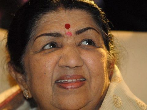 प्रसिद्ध भारतीय गायिका लता मङ्गेशकरको निधन