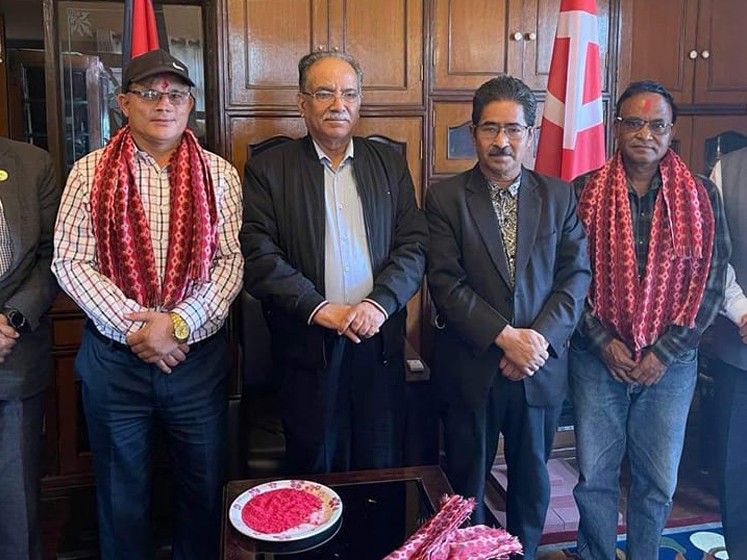 एमाले कर्णाली प्रदेश कमिटीका नेताद्धय कुँवर र मल्ल माओवादी प्रवेश