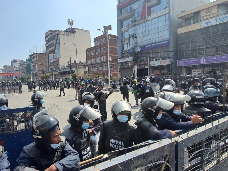 एमसीसीविरुद्धको प्रदर्शनमा ढुंगामुढा र अश्रुग्यास