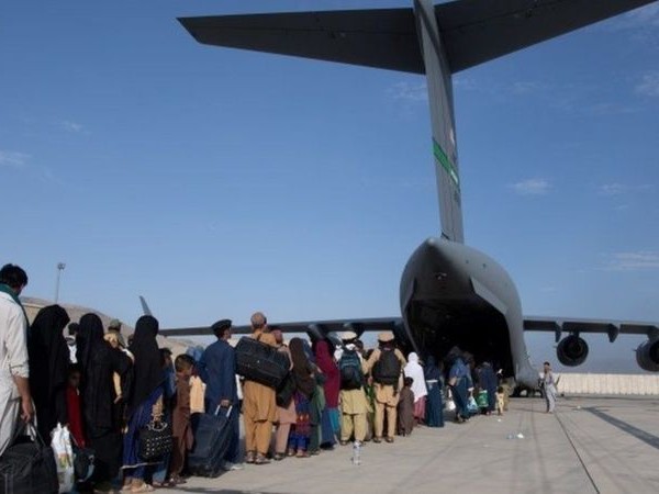 काबुल विमानस्थलबाट टाढा रहन अमेरिका र बेलायतको आग्रह