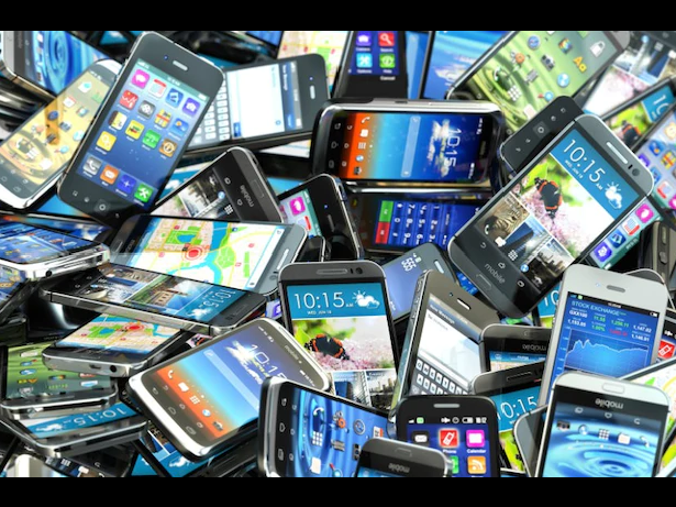 चोरीका बीस मोबाइलसहित तीन पक्राउ