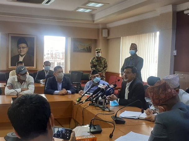 अर्थमन्त्री र गभर्नरबीच छलफल