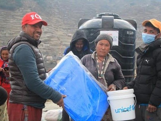 अग्नि पीडितलाई त्रिपाल र सरसफाई सामग्री सहयोग