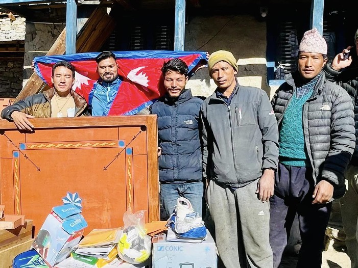 नाम्खाका १६ विद्यालयलाई शैक्षिक र खेलकुद सामग्री