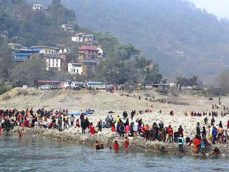 कालीगण्डकीमा स्नान गर्ने भक्तजनको घुइँचो