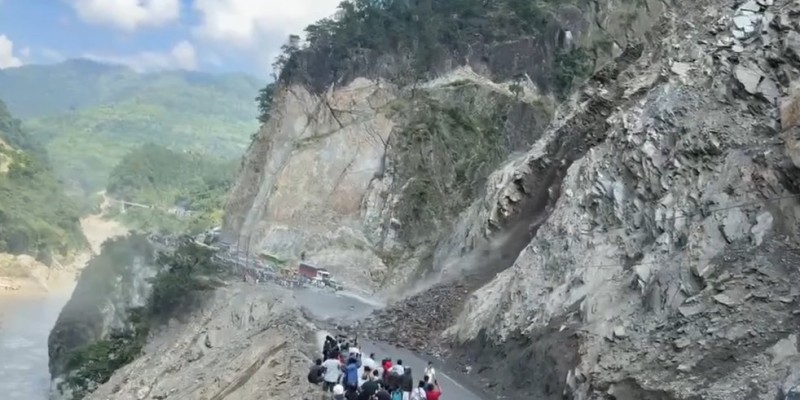 तुइन खोला पुल नजिकै पहिरो,दुईतर्फी आवागमन बन्द