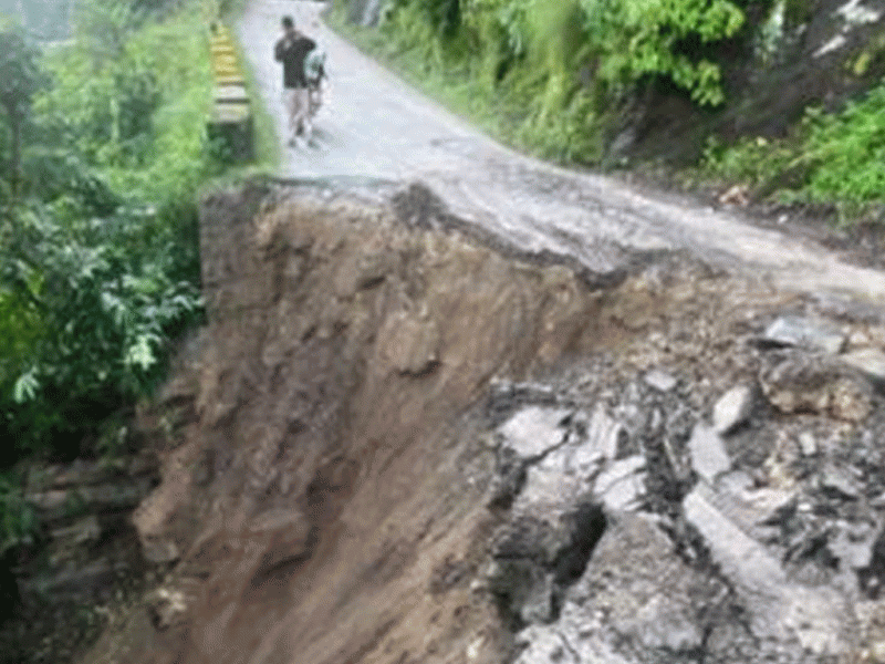 सडक भासिएपछि कर्णाली राजमार्ग अवरुद्ध