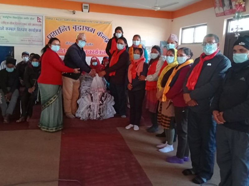 सुर्खेतमा वृद्धलाई न्यानो कपडासहित औषधि 