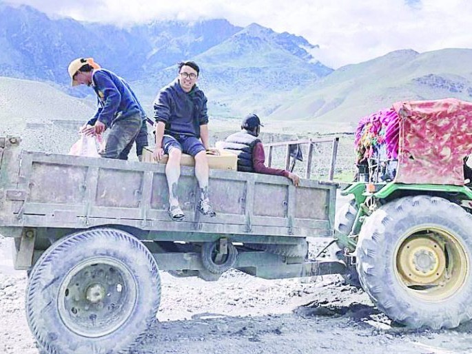 हिमालपारिको दुःखः ट्रयाक्टरमा खोप ढुवानी  