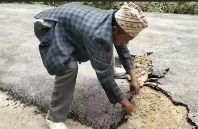 कर्णाली राजमार्गमा गुणस्तरहीन कालोपत्र : स्थानीयले हातैले उप्काए सडक