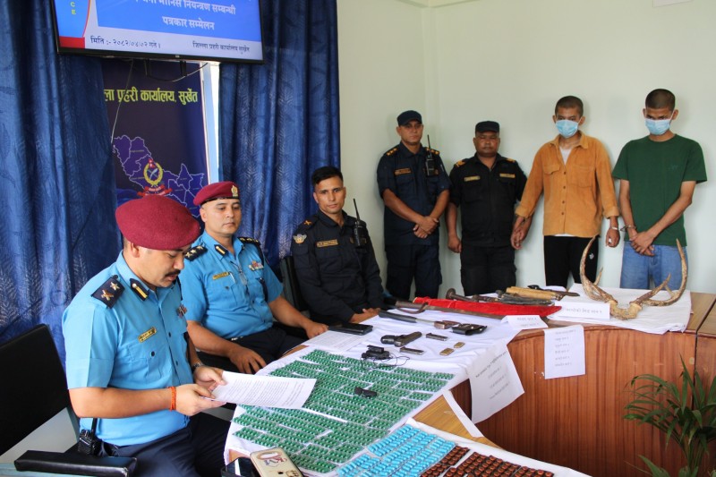 सुर्खेतमा हतियारसहित २ युवा पक्राउ