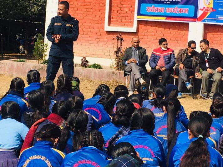 प्रहरीद्वारा विद्यार्थीलाई सचेतना