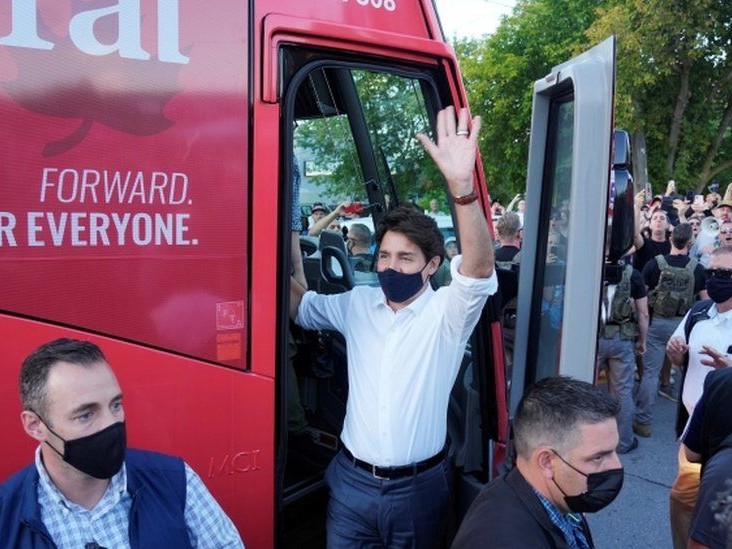 प्रधानमन्त्रीमाथि ढुङ्गा प्रहार