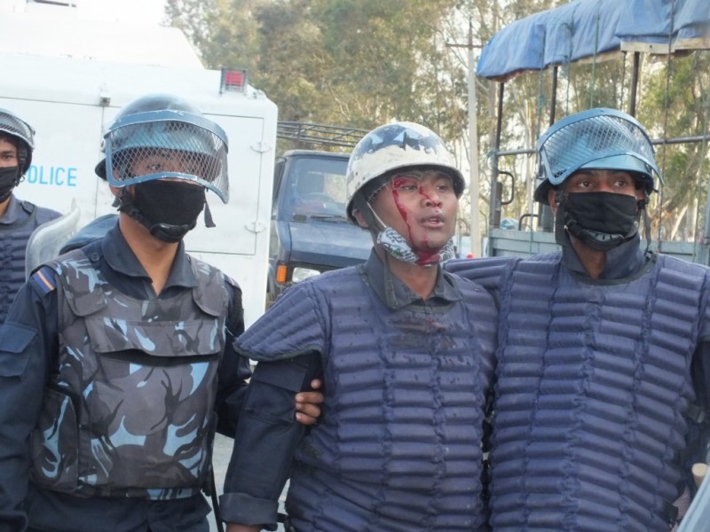 झडप हुँदा १३ प्रहरी घाइते 