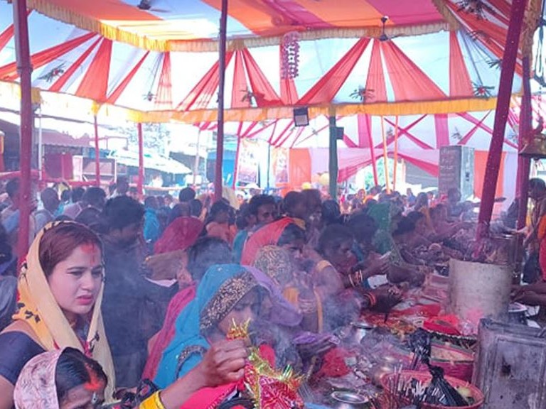 मिथिलाका शक्ति पीठहरूमा खोँइछ भर्ने तथा प्रसाद चढाउनेको भीड 