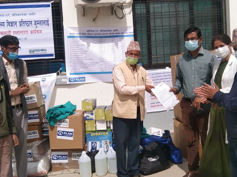 प्रतिष्ठानलाई  साढे ६ लाखको स्वास्थ्य सामग्री 