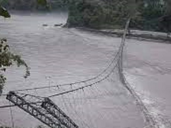 झोलुङ्गे पुल पहिराले पूर्ण क्षति 